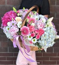 Композиция солнечный день в Тимашевске Цветочная композиция из Розы, Хризантемы, Пионы и Лизиантусы в корзине в Тимашевске