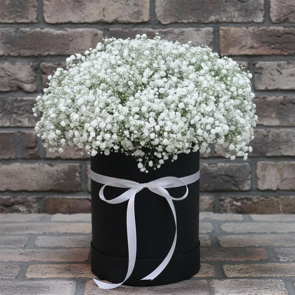 Цветочная композиция из Гипсофила в шляпной коробке в Тимашевске