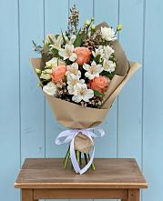 Букет цветов из:  Альстромерии, Лизиантусы, Розы и Хризантемы в Тимашевске