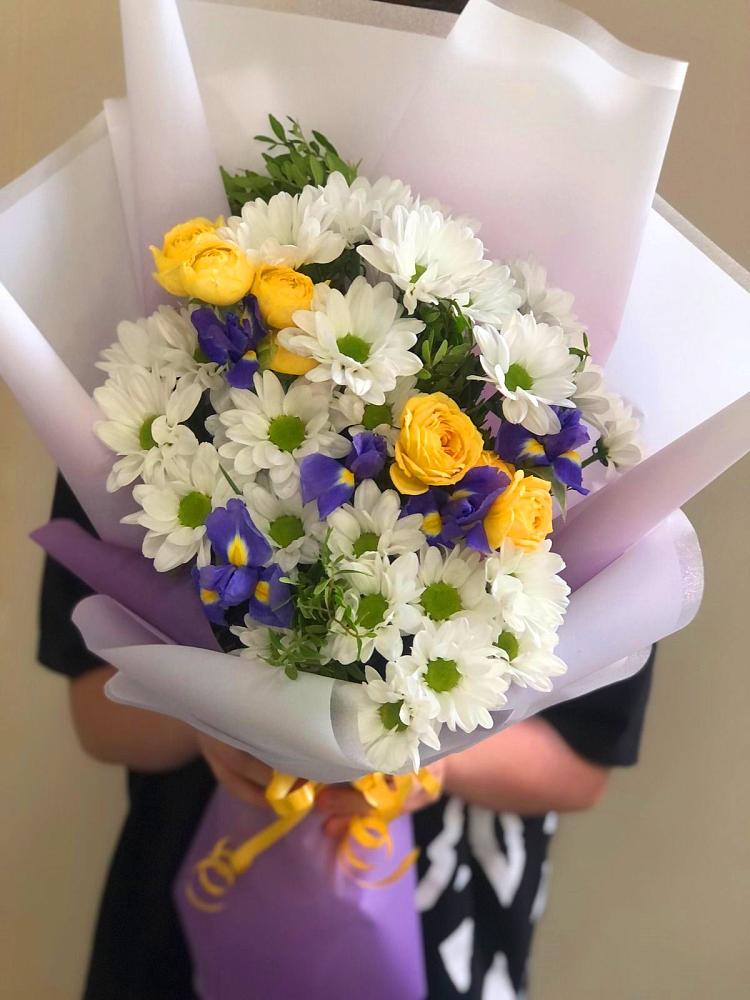 Букет цветов из: Ирисы, Хризантемы и Розы в Тимашевске