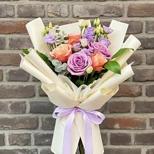 Букет цветов из:  Лизиантусы и Розы в Тимашевске