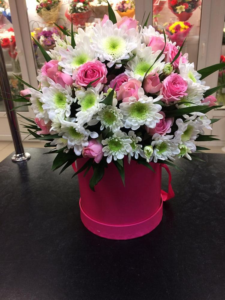 Цветочная композиция из Розы и Хризантемы в шляпной коробке в Тимашевске