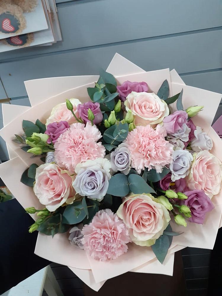 Букет цветов из: Розы, Гвоздики и Лизиантусы в Тимашевске